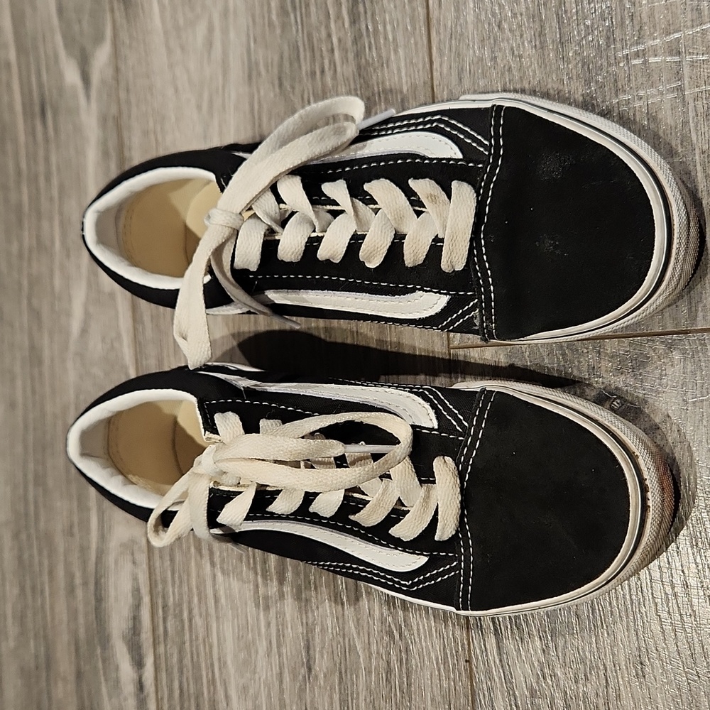EUC VANS Off The Wall Boys sz 2 sneakers